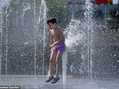 Met Office envia alerta enquanto o Reino Unido vai chiar sob o sol de 30 ° C hoje – antes de subir para o calor do maçarico de 33 ° C no fim de semana de feriado bancário, enquanto a onda de calor de uma semana continua Alfie Thompson-Bell parece ser levantado pela força da água enquanto se refresca no City Park, Bradford