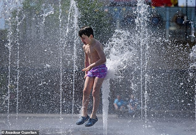 Met Office envia alerta enquanto o Reino Unido vai chiar Alfie Thompson-Bell parece ser levantado pela força da água enquanto se refresca no City Park, Bradford