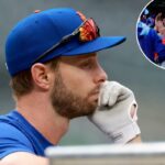 O jogador do New York Mets, Austin Slater, observa durante o treino de rebatidas.