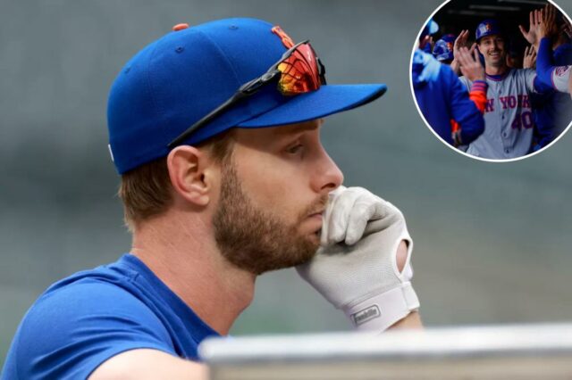 O jogador do New York Mets, Austin Slater, observa durante o treino de rebatidas.