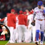 Bo Bichette, desanimada, sai do campo enquanto os Angels comemoram ao fundo após a vitória por 4-3 e 10 entradas sobre o Mets em 2 de maio de 2026 em Anahiem, Califórnia.