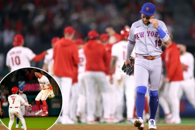 Bo Bichette, desanimada, sai do campo enquanto os Angels comemoram ao fundo após a vitória por 4-3 e 10 entradas sobre o Mets em 2 de maio de 2026 em Anahiem, Califórnia. 