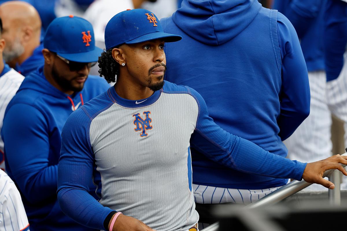 O jogador do New York Mets, Francisco Lindor, no banco de reservas.