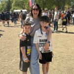 Samantha Silver com seus dois filhos. Seu filho de 10 anos, Leo, arranhou o braço jogando futebol, mas isso não era incomum