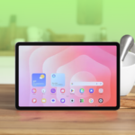 Uma visão aérea de um tablet Samsung prateado empoeirado dentro de uma gaveta azul aberta da mesa.
