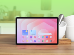 Meu mais novo eletrodoméstico é um tablet Android e eu não poderia estar mais feliz Uma visão aérea de um tablet Samsung prateado empoeirado dentro de uma gaveta azul aberta da mesa.