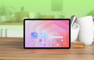 Meu mais novo eletrodoméstico é um tablet Android e eu não poderia estar mais feliz Uma visão aérea de um tablet Samsung prateado empoeirado dentro de uma gaveta azul aberta da mesa.