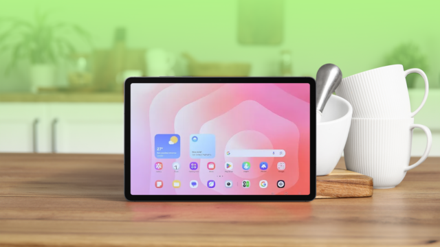 Meu mais novo eletrodoméstico é um tablet Android e eu Uma visão aérea de um tablet Samsung prateado empoeirado dentro de uma gaveta azul aberta da mesa.