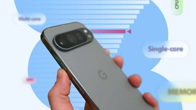 Uma mão segurando um smartphone Google Pixel azul com um ícone de alerta e ícones representando câmera, áudio e bugs.