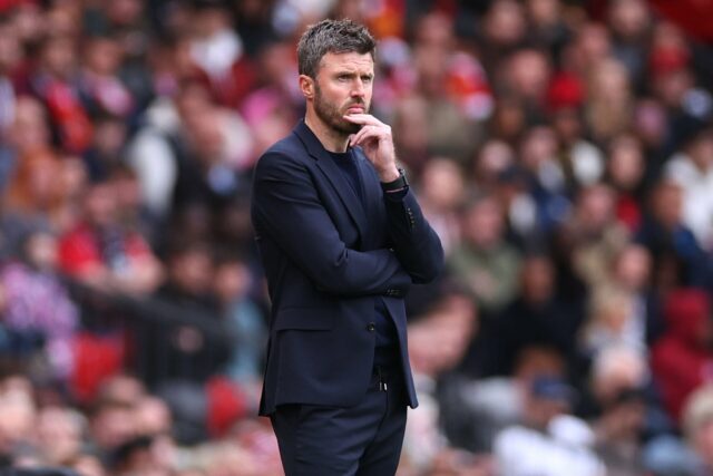Michael Carrick enfatiza a importância da 'clareza' enquanto aguarda a decisão do Man Utd
