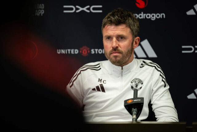 Michael Carrick não se incomoda com possíveis discussões com outros candidatos a treinador principal para o cargo no Man Utd
