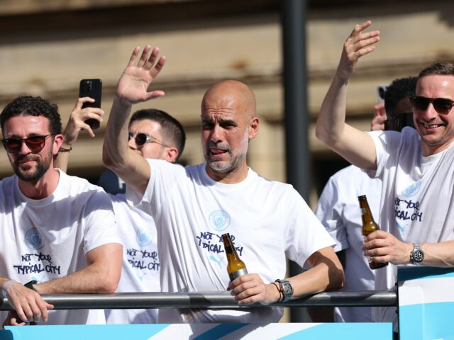 Michael Jordan presta homenagem a Pep Guardiola na despedida do O técnico cessante Pep Guardiola acena enquanto os jogadores posam ao lado de todos os troféus conquistados ao longo da carreira de Pep Guardiola no City em um evento pós-festa com os jogadores após suas vitórias nas duas competições da copa nacional em 25 de maio de 2026, no centro de Manchester, noroeste da Inglaterra. (Foto de Darren Staples/AFP)