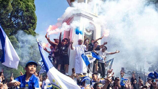 Mídia Malásia Soroti Insiden saat Pawai Juara Persib, Frans Putros Mídia Malásia Soroti Insiden saat Pawai Juara Persib, Frans Putros hingga Andrew Jung Jadi Korban