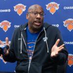 O técnico do New York Knicks, Mike Brown, falando à mídia.