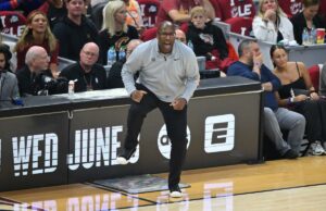 Mike Brown provou que todos os que duvidavam estavam errados depois de estar longe de ser a primeira escolha dos Knicks Mike Brown provou que todos os que duvidavam estavam errados depois de estar longe de ser a primeira escolha dos Knicks