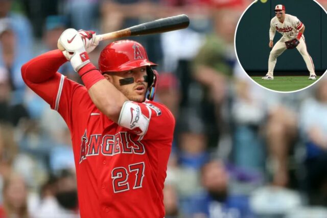 Mike Trout rebatendo pelo Los Angeles Angels.