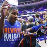 Miles McBride nº 2 do New York Knicks dando autógrafos para os fãs na Xfinity Mobile Arena.