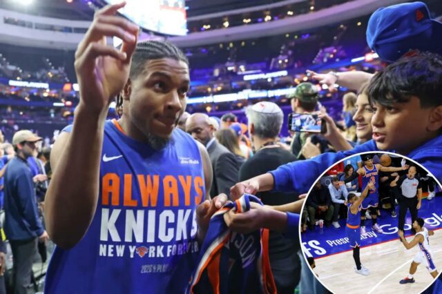 Miles McBride nº 2 do New York Knicks dando autógrafos para os fãs na Xfinity Mobile Arena.