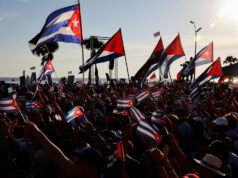 Milhares de pessoas em Cuba manifestam-se por Raúl Castro em protesto contra a acusação dos EUA Milhares de pessoas em Cuba manifestam-se por Raúl Castro em protesto contra a acusação dos EUA