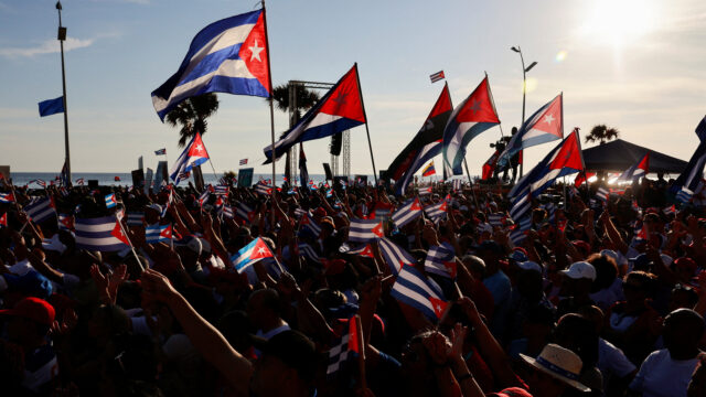 Milhares de pessoas em Cuba manifestam-se por Raúl Castro em Milhares de pessoas em Cuba manifestam-se por Raúl Castro em protesto contra a acusação dos EUA