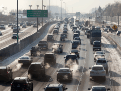 Milhares de pessoas no Colorado, Texas e Arizona pediram para não dirigir devido à qualidade do ar File photo: Multiple lanes of traffic crawl slowly on southbound Interstate-25 in Denver, Colorado, as exhaust fumes rise into the air on December 6, 2013.