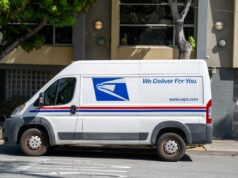 Milhares de pessoas se reúnem para apoiar o USPS enquanto a agência fica sem dinheiro A United States Postal Service delivery van parked on residential street in San Francisco on April 28, 2026.