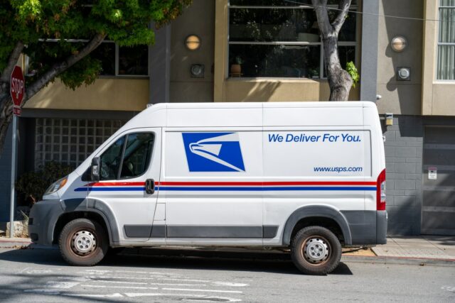 Milhares de pessoas se reúnem para apoiar o USPS enquanto A United States Postal Service delivery van parked on residential street in San Francisco on April 28, 2026.