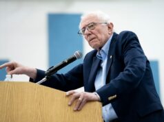 Milhões de trabalhadores assalariados receberiam um aumento no salário com o novo projeto de lei Senator Bernie Sanders speaks at Mumford High School in Detroit, Michigan, on May 3, 2026.