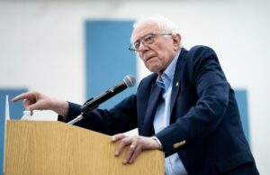 Milhões de trabalhadores assalariados receberiam um aumento no salário com o novo projeto de lei Senator Bernie Sanders speaks at Mumford High School in Detroit, Michigan, on May 3, 2026.
