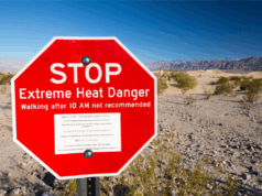Milhões na Califórnia e Arizona são atingidos por “condições perigosamente quentes” An extreme heat danger sign in Death Valley which is the lowest, hottest and driest place in the USA.