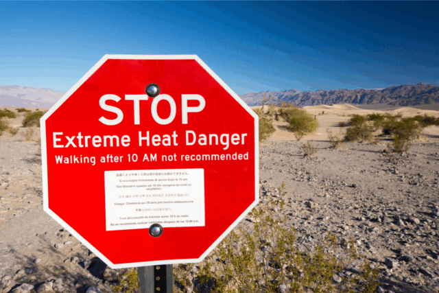 Milhões na Califórnia e Arizona são atingidos por “condições perigosamente An extreme heat danger sign in Death Valley which is the lowest, hottest and driest place in the USA.