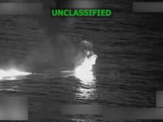 Militares dos EUA matam suposto narcoterrorista em ataque letal a navio traficante de drogas no Pacífico Oriental Dois navios fumegantes na água com