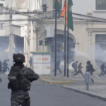 Mineiros bolivianos entram em confronto com a polícia exigindo renúncia do presidente