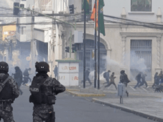 Mineiros bolivianos entram em confronto com a polícia exigindo renúncia do presidente Mineiros bolivianos entram em confronto com a polícia exigindo renúncia do presidente