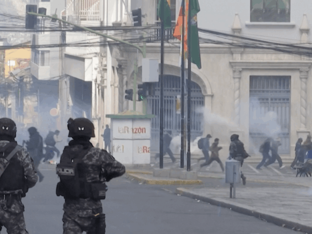Mineiros bolivianos entram em confronto com a polícia exigindo renúncia Mineiros bolivianos entram em confronto com a polícia exigindo renúncia do presidente