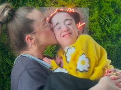 Minha filha acordou às 3 da manhã todos os dias durante 16 anos – por que agora estou grato Mom April Perri with her daughter Lilly.