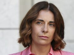 Ministro condenado a pagar US$ 10 mil por escândalo de despesas de viagem Ministra das Comunicações e Ministra do Esporte, Anika Wells, durante uma conferência de imprensa no Parlamento em Canberra, na terça-feira, 28 de abril de 2026. fedpol Foto: Alex Ellinghausen