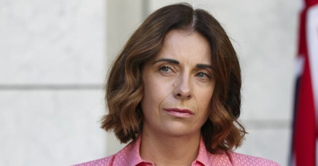 Ministro condenado a pagar US$ 10 mil por escândalo de Ministra das Comunicações e Ministra do Esporte, Anika Wells, durante uma conferência de imprensa no Parlamento em Canberra, na terça-feira, 28 de abril de 2026. fedpol Foto: Alex Ellinghausen