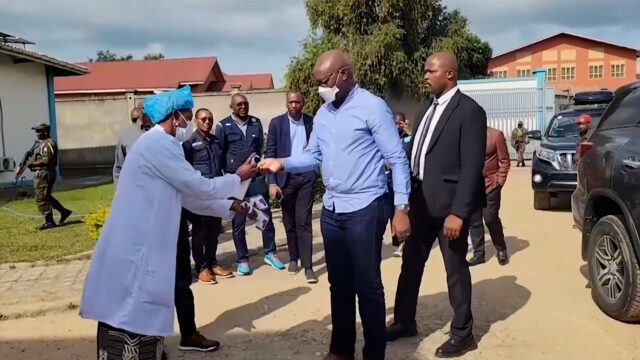 Ministro da Saúde da RDC visita foco de surto de Ministro da Saúde da RDC visita foco de surto de Ébola