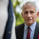 Anthony Fauci, de terno e gravata, olha para a direita no 33º brunch anual dos correspondentes da Casa Branca no jardim.