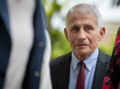 Miranda Devine: Anthony Fauci não consegue escapar de sua ‘mentira original do COVID’ Anthony Fauci, de terno e gravata, olha para a direita no 33º brunch anual dos correspondentes da Casa Branca no jardim.