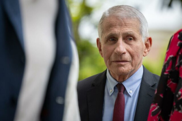 Anthony Fauci, de terno e gravata, olha para a direita no 33º brunch anual dos correspondentes da Casa Branca no jardim.