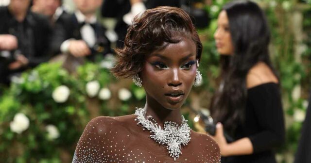 Modelo Anok Yai nega ter arruinado o traje do Met A hilariante promoção de mau funcionamento da beleza do Met Gala 2025 de Kim Kardashian se torna viral