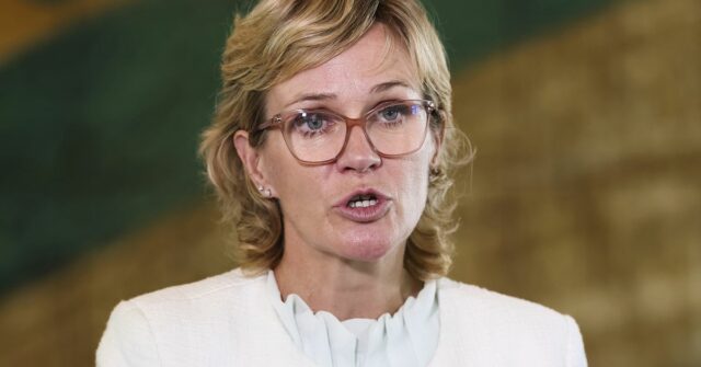 Zali Steggall diz que não se arrepende de ter chamado Peter Dutton.