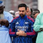 Momen Wali Kota Muslim Pertama New York Salat Iduladha com Gamis Arsenal