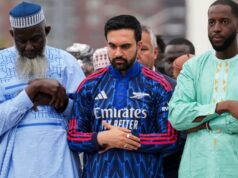 Momen Wali Kota Muslim Pertama New York Salat Iduladha com Gamis Arsenal Momen Wali Kota Muslim Pertama New York Salat Iduladha com Gamis Arsenal