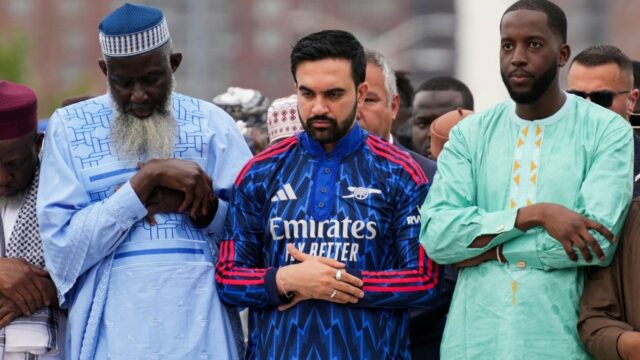 Momen Wali Kota Muslim Pertama New York Salat Iduladha com Gamis Arsenal
