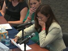 Momento angustiante, a vítima de estupro de Epstein começa a chorar ao revelar sua ostentação revoltante A aspirante a modelo, nomeada Roza, foi testada perante membros democratas do Comitê de Supervisão da Câmara em Palm Beach na terça-feira, como parte da investigação do Congresso sobre o tratamento dos arquivos de Epstein.