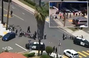 Momento aterrorizante, crianças pequenas evacuadas da mesquita de San Diego em meio a tiroteios Momento aterrorizante, crianças pequenas evacuadas da mesquita de San Diego em meio a tiroteios