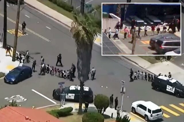 Momento aterrorizante, crianças pequenas evacuadas da mesquita de San Diego em meio a tiroteios

